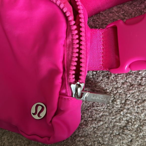 Lululemon everywhere 1 L belt bag sonic pink - Picture 6 of 8